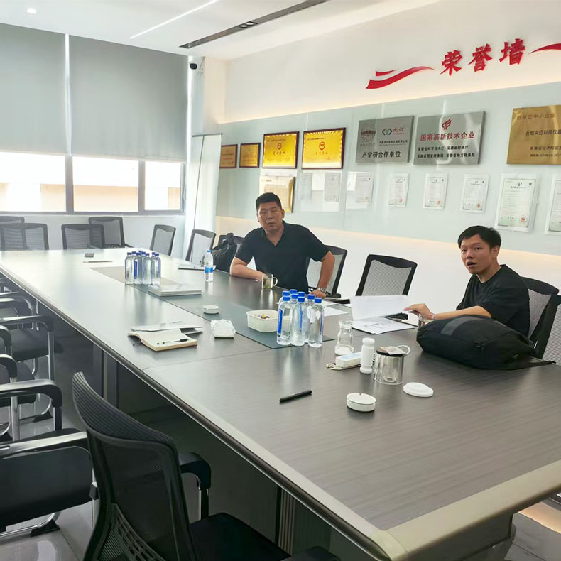 Shandong Boneng Chemical Equipment Co., Ltd. visite notre entreprise et signe un contrat d'achat.